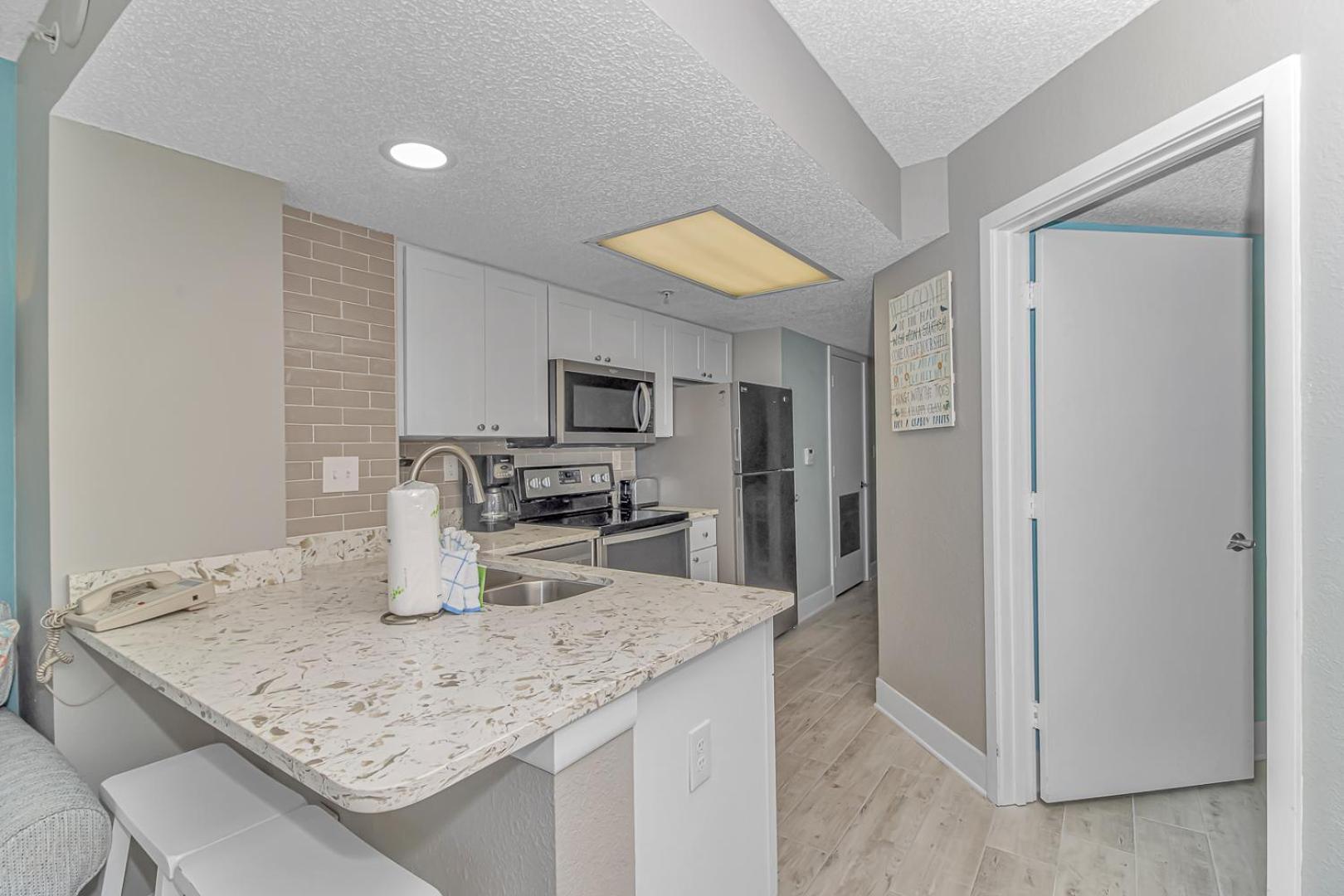 Immaculate! Beautifully Renovated Oceanfront 1 Bedroom Suite - Sleeps 6! - Roxanne Towers Unit 804 Myrtle Beach Exterior photo